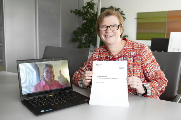 Frau Lucke und Frau Fritze in einer Videokonferenz