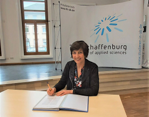 Prof. Dr. Eva-Maria Beck-Meuth unterzeichnet das Memorandum